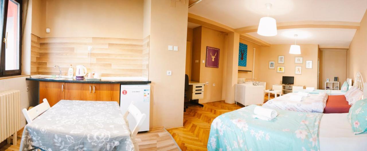 Universe Hostel Скопье Экстерьер фото
